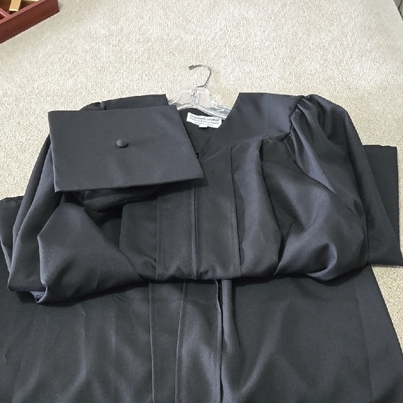 Graduation Black Full-Length Robe & Cap - Picture 9 of 10